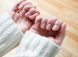 爪に縦線・横線が入るのはなぜ？考えられる原因と対処法を解説
