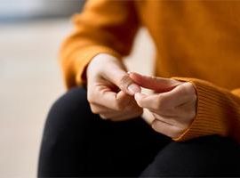 爪が紫に見えるときの原因と手軽にできるケア方法を紹介