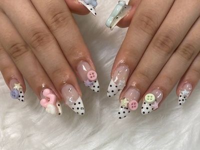 ドットフレンチボタンネイル【担当】深澤