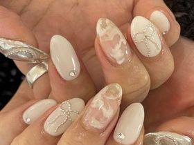ホワイトチェーンリボンネイル ￥7800 【担当 北尾】