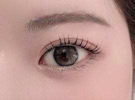 澄んだ目元の一枚
