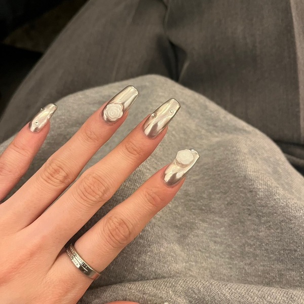 シルバーミラーバラネイル¥10550〜【担当 佐藤】 | 新宿のネイルサロン