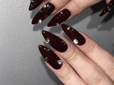 【ブラウンレッドスタッズネイル】