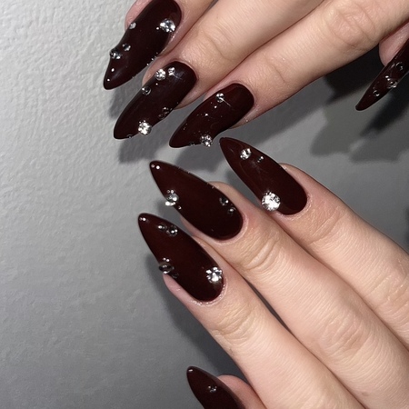 【ブラウンレッドスタッズネイル】のサムネイル