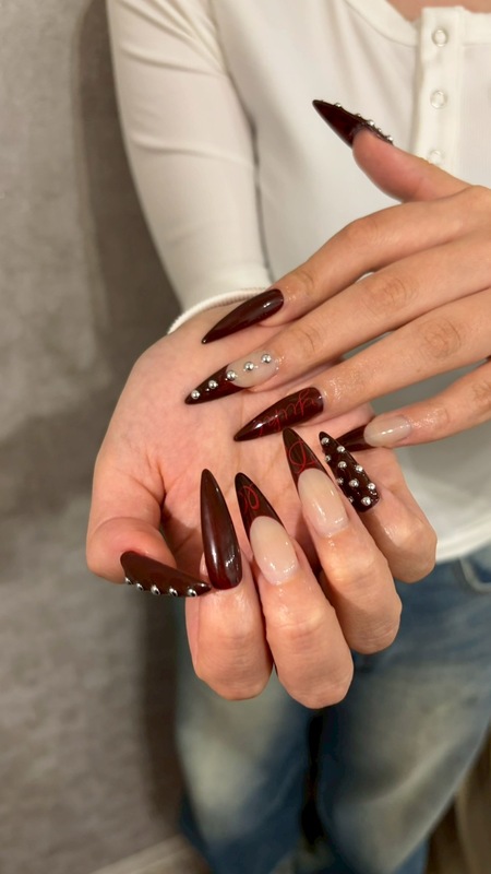 【ロングフレンチネイル】のサムネイル