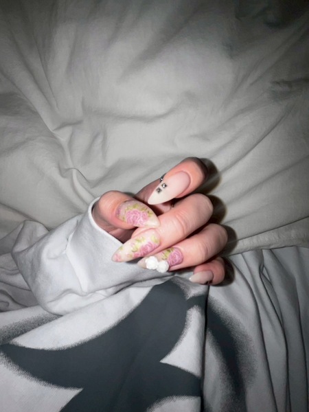 【ガーリー花柄ネイル】のサムネイル