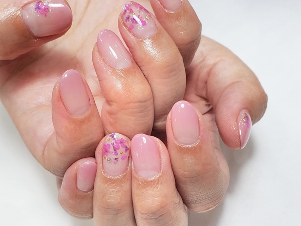 押し花ピンクグラデネイル 担当 尾畑 町田のネイルサロン アイネイルズ町田店