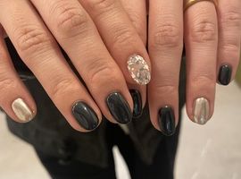 シンプル個性派ネイル