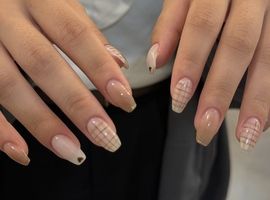 秋っぽいチェックネイル