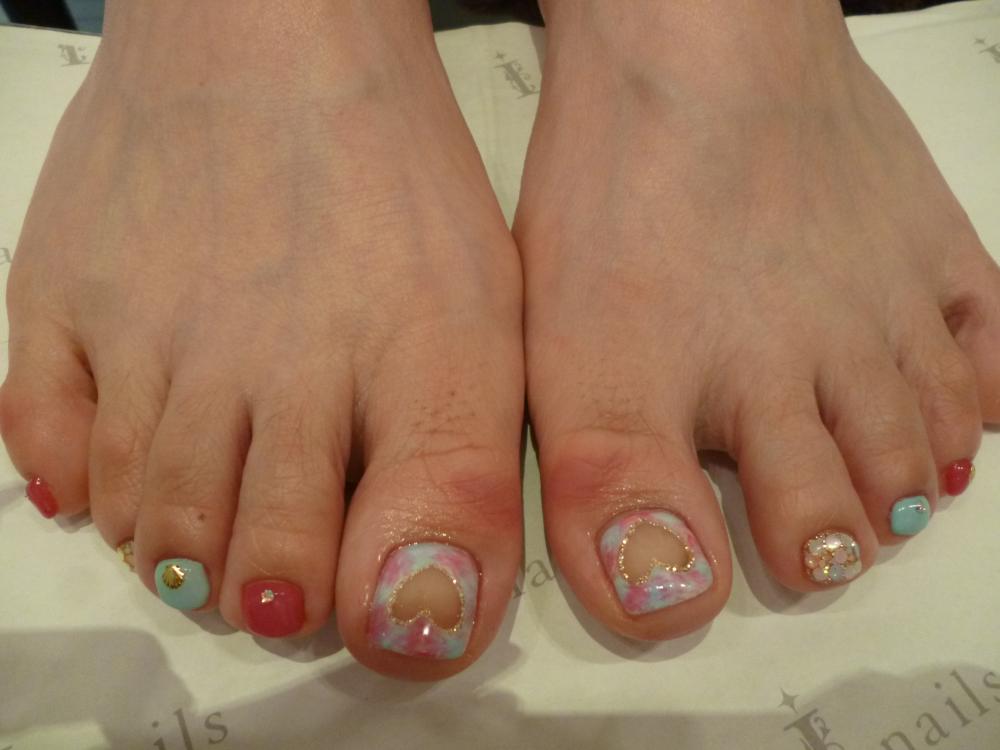 ハートくり抜きフットネイル 新宿のネイルサロン アイネイルズ新宿店