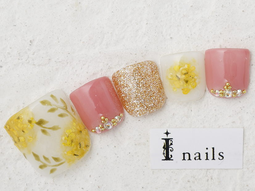 手描きミモザフット 担当 伊澤 新宿のネイルサロン アイネイルズ新宿店