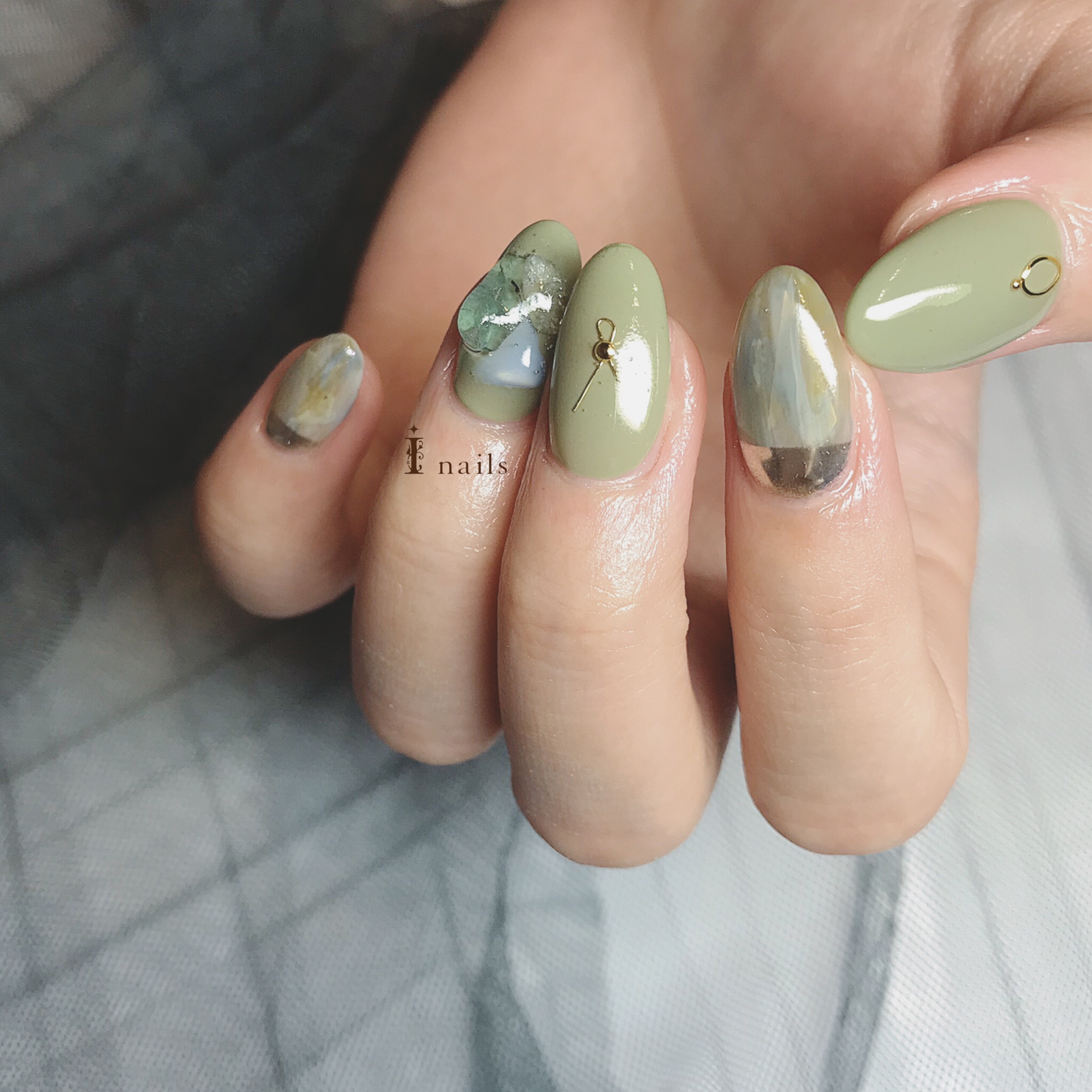 ニュアンスくすみグリーンネイル 新宿のネイルサロン アイネイルズ新宿店